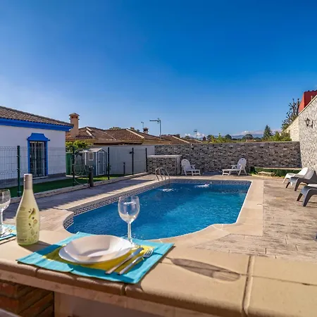 Amazing In Barrios With Outdoor Swimming Pool בית נופש לוס באריוס